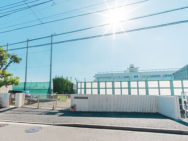 横浜市立桂台中学校　400m　徒歩5分。部活などで帰りが遅くなっても安心の距離です。 