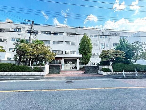 横浜市立新田中学校 130m 徒歩2分。部活などで帰りが遅くなっても安心の距離です。