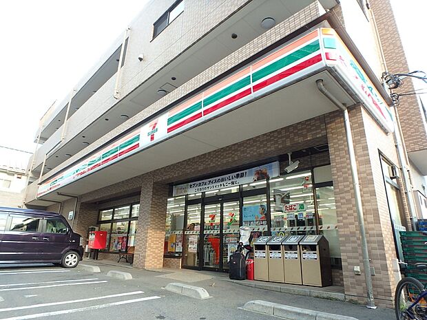セブンイレブン横浜綱島上町店 750m オリジナルブランド商品やホットスナック・コーヒーも人気です。