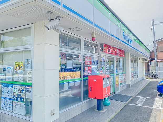 ファミリーマート本郷小学校前店 450m オリジナルブランド商品やホットスナック・コーヒーも人気です。