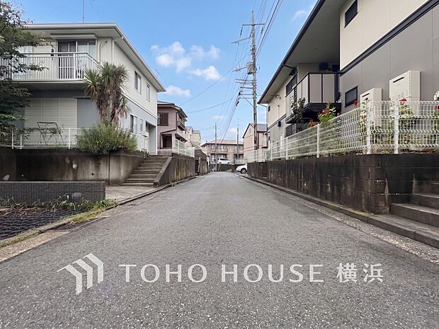 子育て環境、生活利便に優れた住環境に立地し、ゆとりある生活が送れます。(2026年9月撮影)