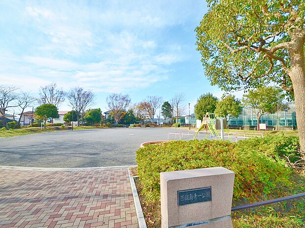 西飯島第一公園 270m サッカー遊びやキャッチボールもできそうな広場と、ブランコ、鉄棒、砂場、滑り台などの遊具があります。