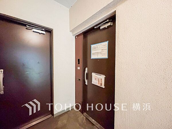 ダークなカラーの玄関ドアは重厚感があり、本邸宅に気品をプラス。