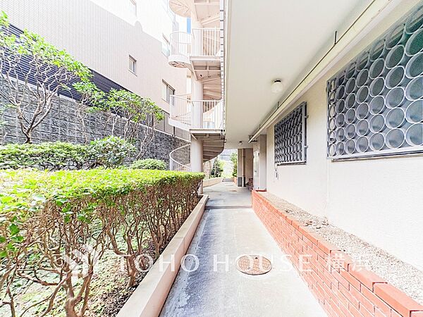 心地よい光と風があふれたエントランス。清潔感があり、行き届いた管理体制がうかがえます。