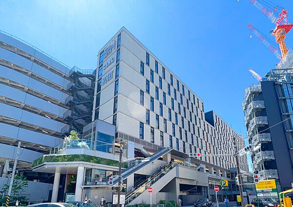CIAL横浜アネックス　550m　スーパー、飲食店などが入っています。このビルには他にホテルやフィットネス＆スパが入っています。