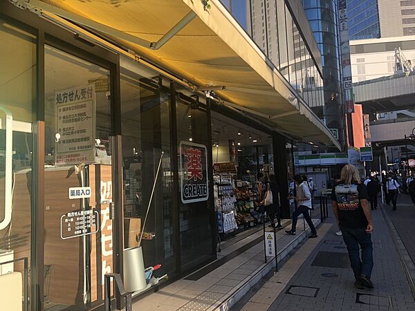 クリエイトエス・ディー横浜鶴屋町店　800m　お薬や日用品はもちろん、冷蔵、冷凍食品・野菜・精肉・お酒などをお手ごろ価格で取り揃える頼もしいお店。