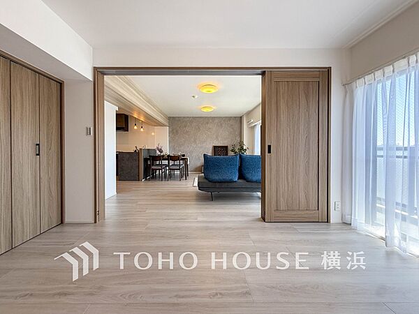 一日の疲れをいやしてくれる寝室。時を忘れて過ごす場所として過ごせるお部屋。