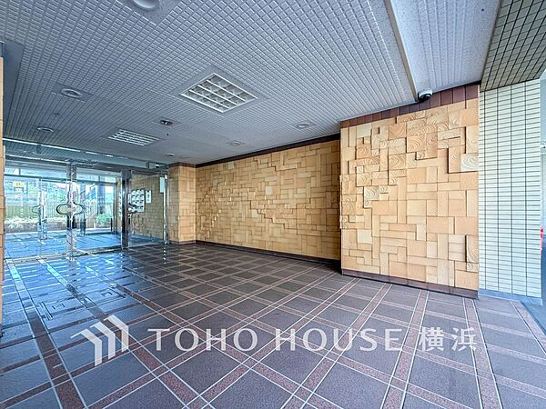 ゆとりあるエントランスロビーはお待ち合わせなどに便利。