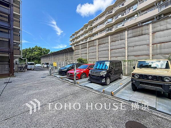 敷地内駐車場（空き状況はお問い合わせください）。