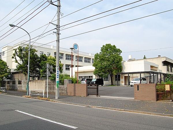 横浜市立潮田小学校　900m　徒歩12分。小学校が近いのは子育てファミリーにもおすすめのポイント。