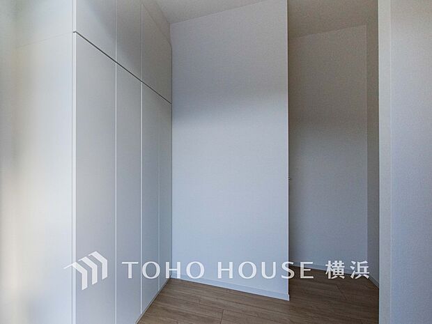 上質感漂う玄関と廊下。居住者の帰り、訪れる方を優しく迎えてくれます。