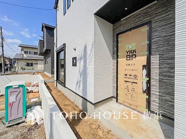 お住まいの顔となる玄関。住まう方のプライドを満たすクオリティを備えています。(2026年9月撮影)