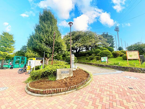 岡村公園 650m 大きな梅林があり、高台では横浜ランドマークタワーや富士山などを望むことができます。