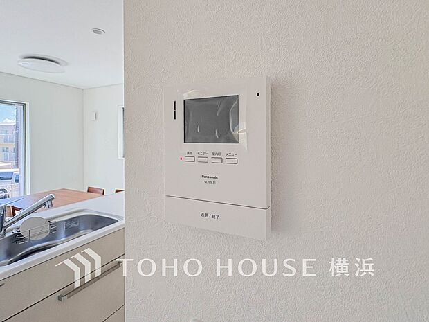 誰が来てもわかる様にモニター付きインターホンを設置。快適と安らぎを合わせた優しい設計。 