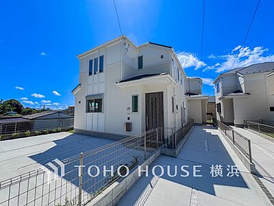 外観：爽やかな青空の下に贅沢なほどに降り注ぐ陽光、豊かな居住性と、クオリティが見事に調和した住空間。