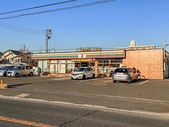 セブンイレブン横浜川井宿町店 750m 24時間営業。近くにあるとちょっとした買い物にも便利ですね。