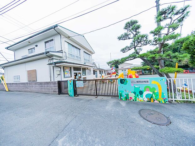 都岡幼稚園 1100m 年間を通しての水泳・体操・音楽・造形のさまざま角度からの指導を行っています。