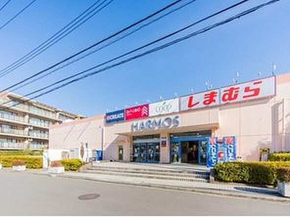 ユーコープハーモス荏田　700m　食品を扱うユーコープ、しまむら、100円ショップなど日常の暮らしに便利なお店が揃います。 