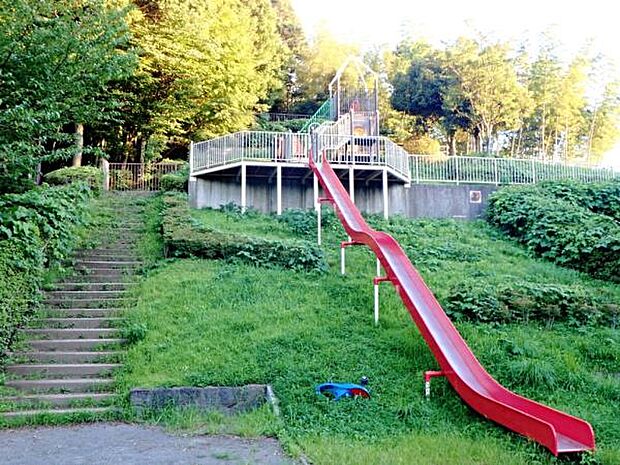 折田不動公園　100m　土地の特徴を活かして作られた長い滑り台のある広い公園です。緑も豊かで梅の名所として親しまれています。 