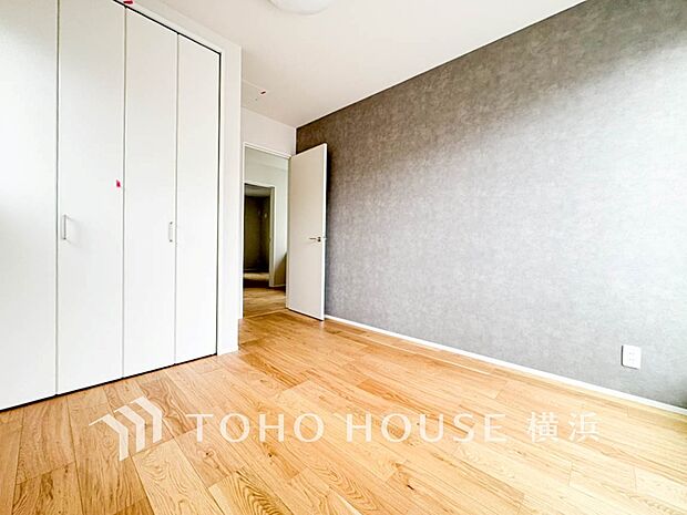 一日の疲れをいやしてくれる寝室。時を忘れて過ごす場所として過ごせるお部屋。