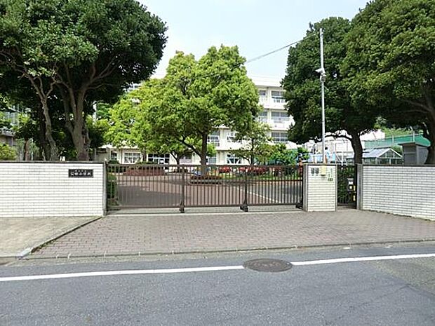 横浜市立公田小学校 650m 徒歩9分。小学校が近いのは子育てファミリーにもおすすめのポイント。