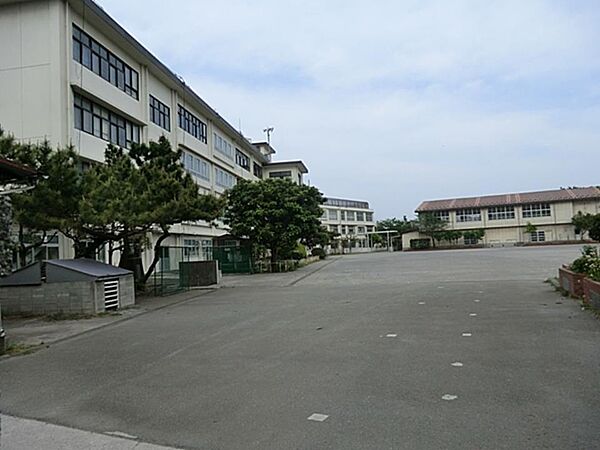 川崎市立四谷小学校　400m　徒歩5分。小学校が近いのは子育てファミリーにもおすすめのポイント。