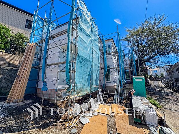 お住まいの顔となる玄関。住まう方のプライドを満たすクオリティを備えています。 (2026年9月撮影)