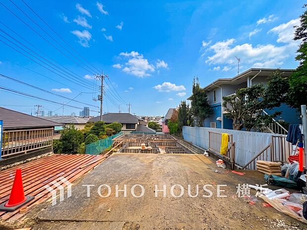 快適さや豊かさはもちろん、未来まで考えた家造りをテーマに建築されます。（2026年8月撮影）