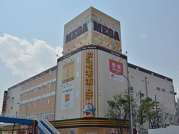MEGAドン・キホーテ 新横浜店　750m　日用品や雑貨、お酒など様々な品を揃える総合ディスカウントストア。プライベートブランドもあります。