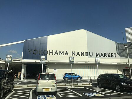 BRANCH横浜南部市場　400m　食品スーパーや飲食店・物販、カフェなどを含めた15店舗が出店しています。 