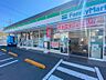 周辺：ファミリーマート金沢富岡店　500m　オリジナルブランド商品やホットスナック・コーヒーも人気です。 