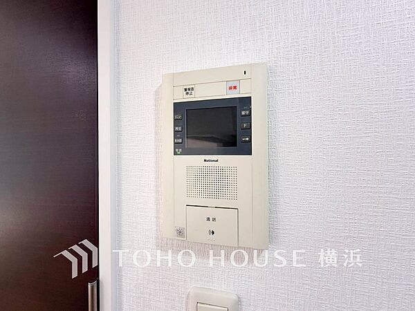 誰が来てもわかる様にモニター付きインターホンを設置。快適と安らぎを合わせた優しい設計。