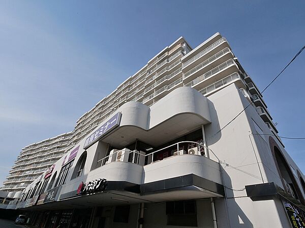 ダイゴプラザ（星川駅ビル）　950m　星川駅直結の駅ビル。1階には飲食店や病院や塾、2階にはコーヒーショップなど。
