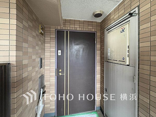 ダークなカラーの玄関ドアは重厚感があり、本邸宅に気品をプラス。
