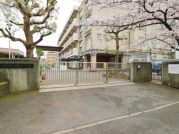 横浜市立大豆戸小学校　350m　徒歩5分。小学校が近いのは子育てファミリーにもおすすめのポイントです。