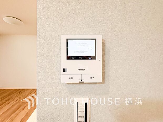 誰が来てもわかる様にモニター付きインターホンを設置。快適と安らぎを合わせた優しい設計。