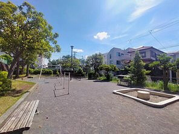 汲沢町第三公園 350m 地域に親しまれている公園。のどかな空気が流れ、住環境に穏やかな彩りを添えてくれるスポットです。