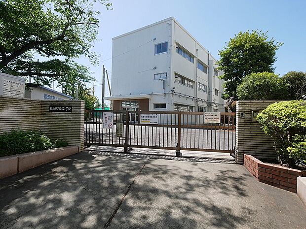 横浜市立汲沢小学校 110m 徒歩2分。小学校が近いのは子育てファミリーにもおすすめのポイントです。