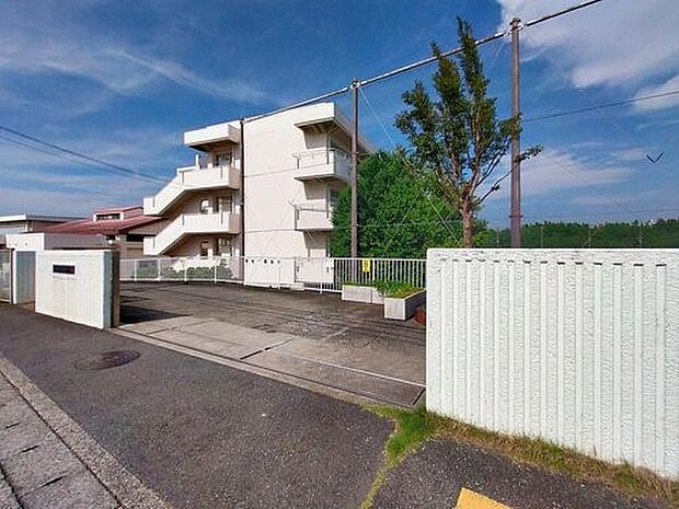 横浜市立汲沢中学校 1200m 徒歩15分。部活などで帰りが遅くなっても安心の距離です。