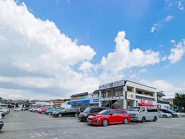 横浜青葉ガーデン桂台　2100m　飲食店の他、ドラッグストア、子供服のお店や1000円カットなど子育て中にも嬉しいお店も。 