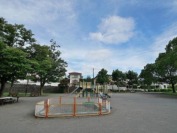 本郷台中央公園　500m　遊具はあまり多くないですが芝生がきれいに手入れされた気持ちの良い公園です。 