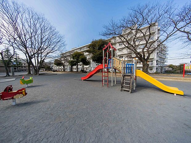 大谷戸公園 550m マンション前の公園です。お子様が走り回れる広場があり、複合遊具や滑り台などの遊具も充実しています。
