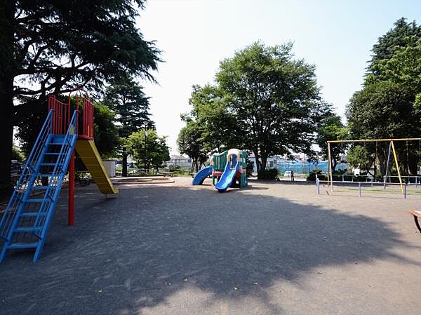 高田第四公園　350m　下段広場と上段の遊び場が分割され、スロープで連絡しています。緑が多く木陰もあります。