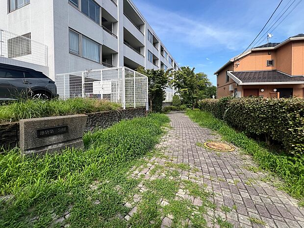 池袋第三公園 550m 穏やかな街の公園。お子様の遊び場や、お散歩のついでにふらっと立ち寄れる、身近な憩いのスポットです。