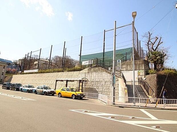 横浜市立立野小学校 1000m 徒歩13分。小学校が近いのは子育てファミリーにもおすすめのポイント。