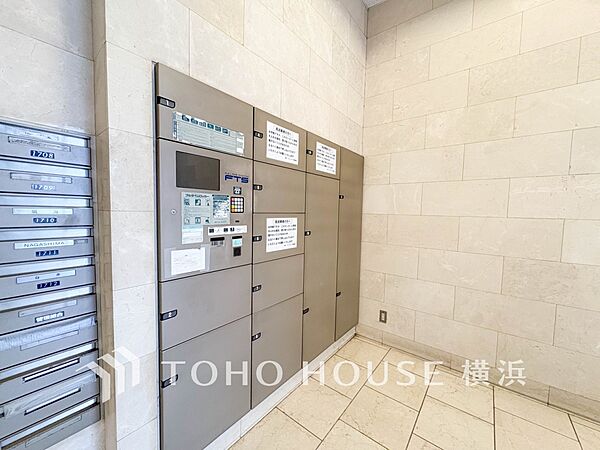 普段留守がちなご家族にも安心な宅配ボックスを完備。再配達を頼む手間を省ける嬉しい設備です。