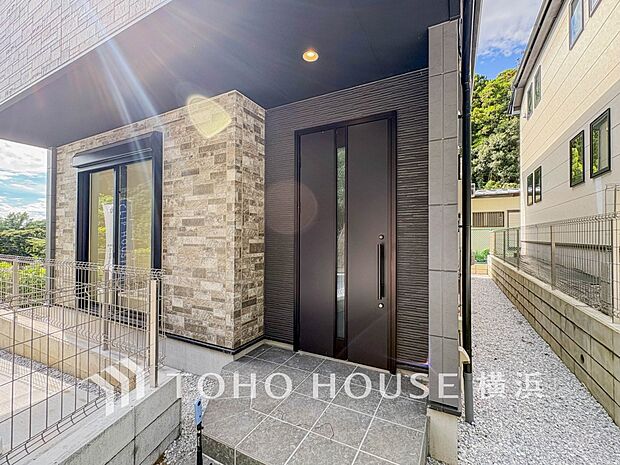 お住まいの顔となる玄関。住まう方のプライドを満たすクオリティを備えています。 
