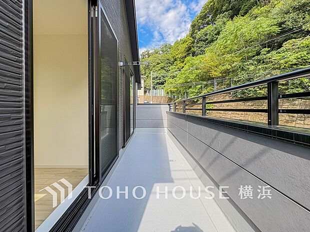 太陽の恵みをたっぷりと受けて、洗濯物も気持ちよく干せそうです。