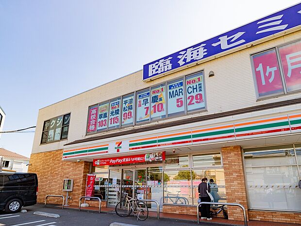 セブンイレブン横浜日の森店　800m　近くにあるとちょっとした買い物にも便利ですね。 