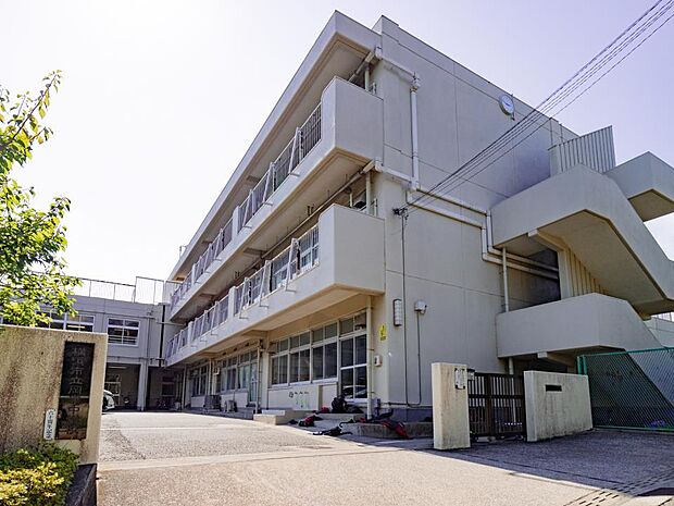 横浜市立岡津中学校　650m　徒歩9分。部活などで帰りが遅くなっても安心の距離です。 